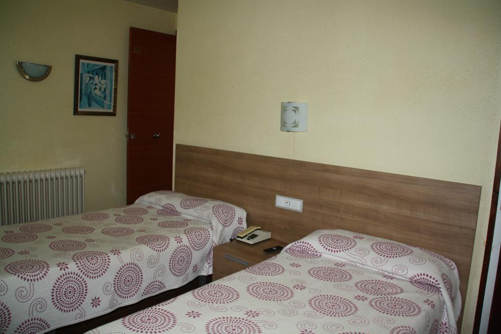 Hotel La Masia Portbou Quarto foto
